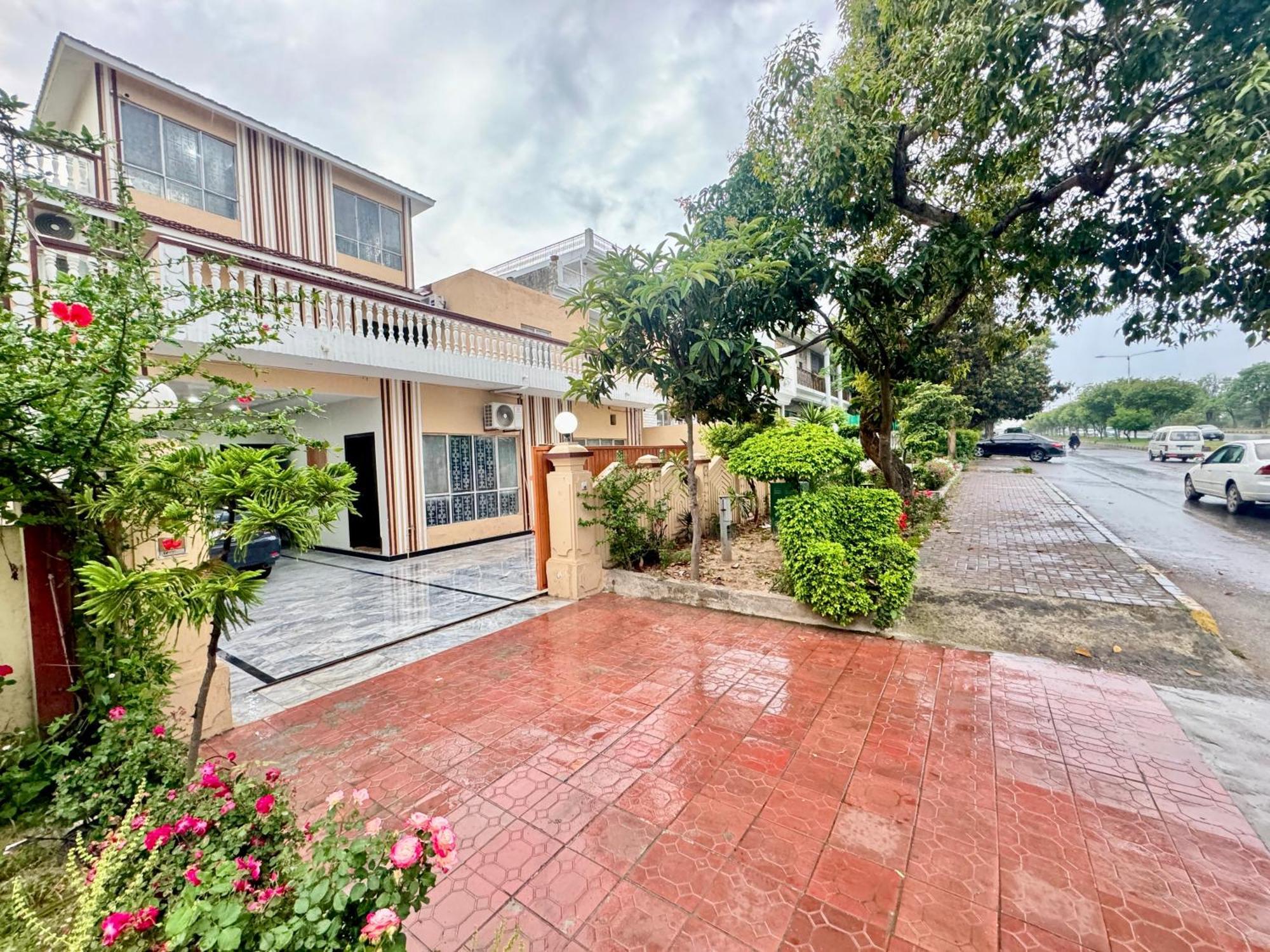 Decent Lodge Guest House Islamabad Exterior photo